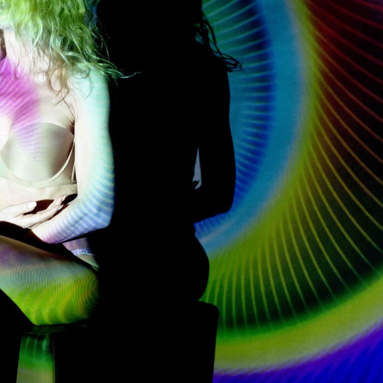 Il videoproiettore per dipingere il corpo